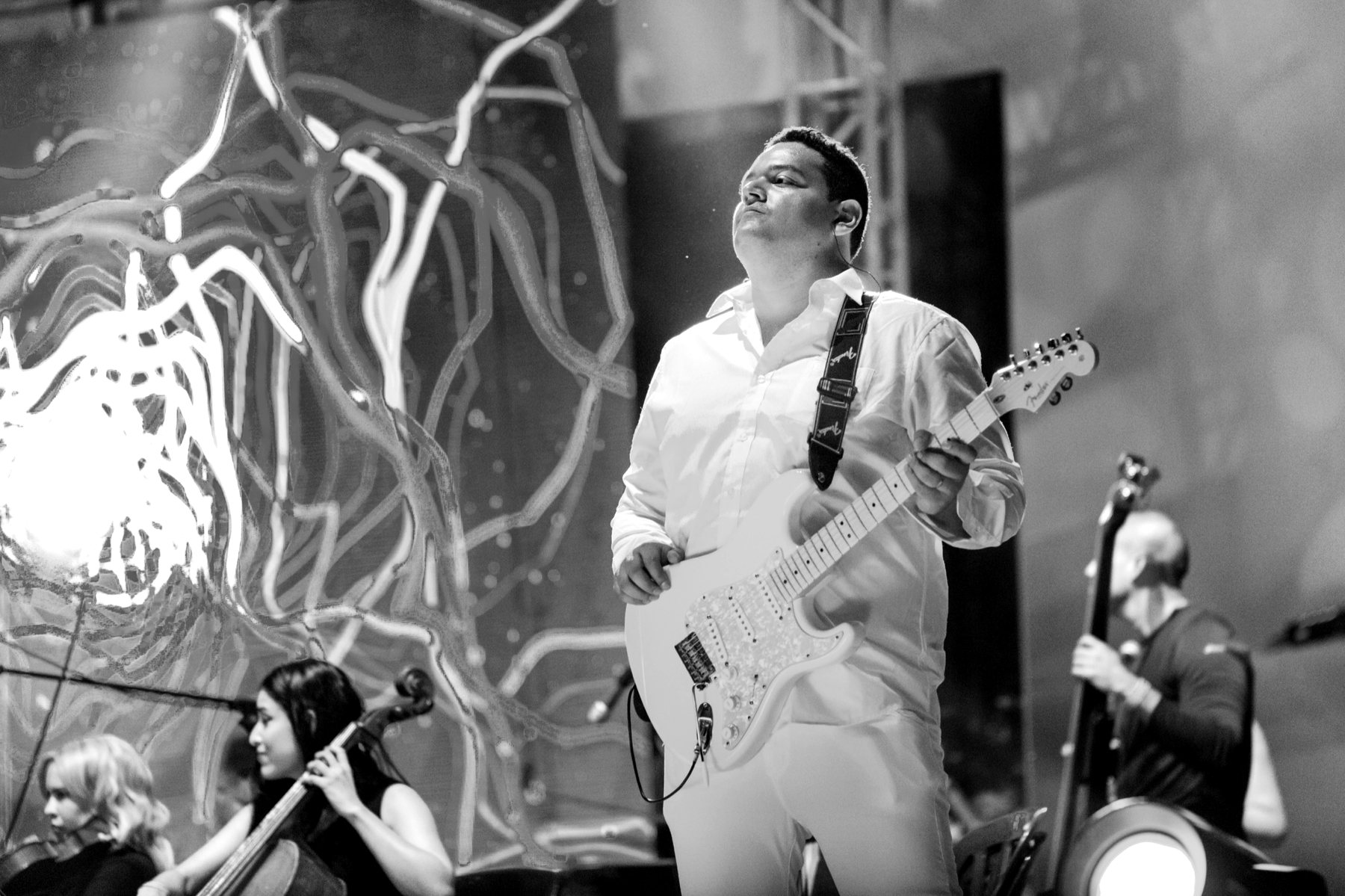 Oswaldo Gómez en concierto, guitarra y orquesta